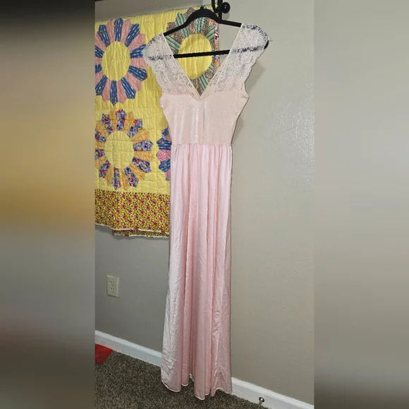 Vintage OLGA Pink 9293 Silky Nylon Nightgown Lace Bodice Small - Picture 3 of 5